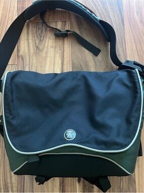 Crumpler Roll-o-Notes Black, Dark Green, Orange Laptop Messenger Shoulder Bag